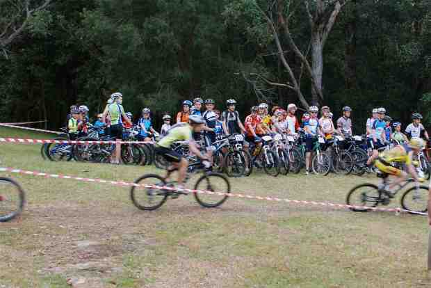 The U19s get started as the rest of the large junior field looks on.