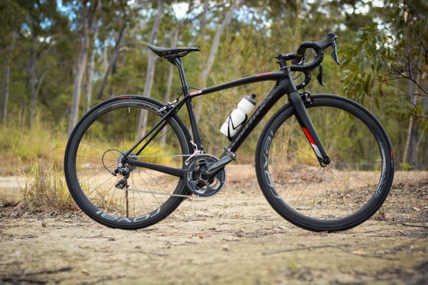 You won't mind many photos of the S-Works Amira circulating the internet wearing XTR trail pedals. 